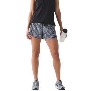 Lululemon Hotty Hot Short (Long) Mini Antique Paisley White Black Size 4